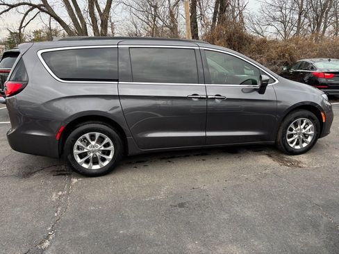 Used 2022 Chrysler Pacifica Touring-L image 9