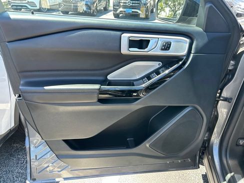 Used 2023 Ford Explorer Platinum w/ Technology Package AWD/4WD image 17