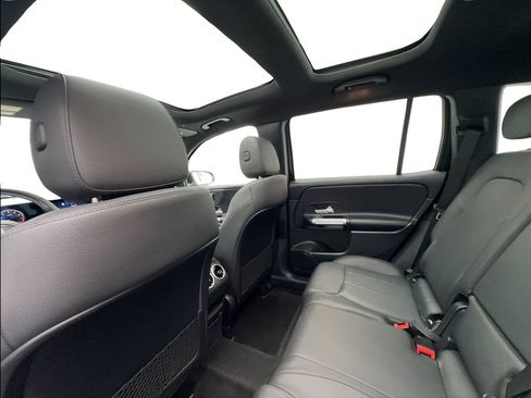 Used 2025 Mercedes-Benz GLB 250 4MATIC image 23
