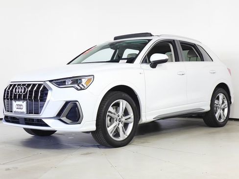 Used 2023 Audi Q3 2.0T Premium w/ Convenience Package image 2