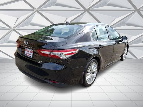 Used 2020 Toyota Camry XLE FWD image 10
