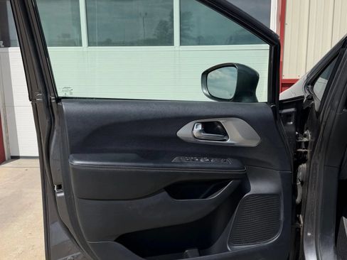Used 2019 Chrysler Pacifica Touring-L w/ S Appearance Package FWD image 4