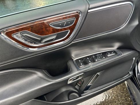 Used 2019 Lincoln Continental Premiere image 18