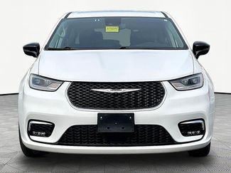 Used 2023 Chrysler Pacifica Touring-L video 2
