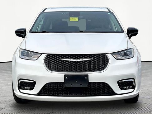 Used 2023 Chrysler Pacifica Touring-L image 2