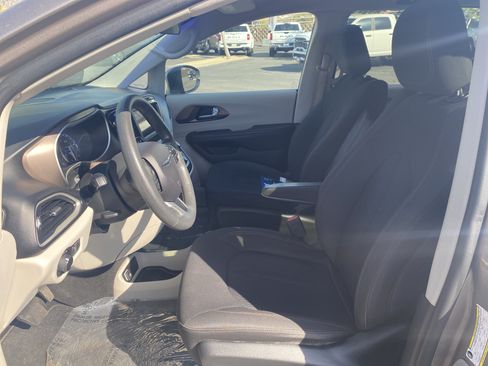Used 2018 Chrysler Pacifica LX w/ Tire & Wheel Group FWD image 9