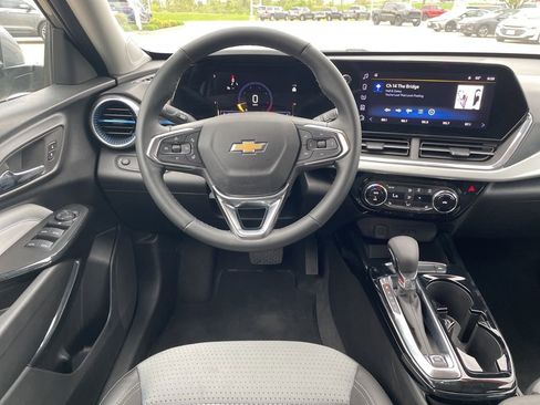 Used 2025 Chevrolet Trax LT w/ LT Convenience Package FWD image 12