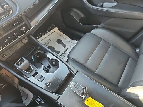 Used 2025 Nissan Rogue SV w/ SV Premium Package image 27