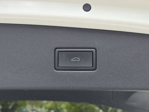 Used 2024 Volkswagen Tiguan SE w/ Panoramic Sunroof Package FWD image 17