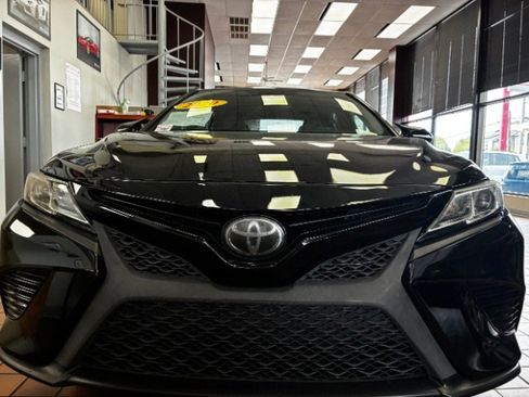 Used 2020 Toyota Camry SE w/ Convenience Package FWD image 4