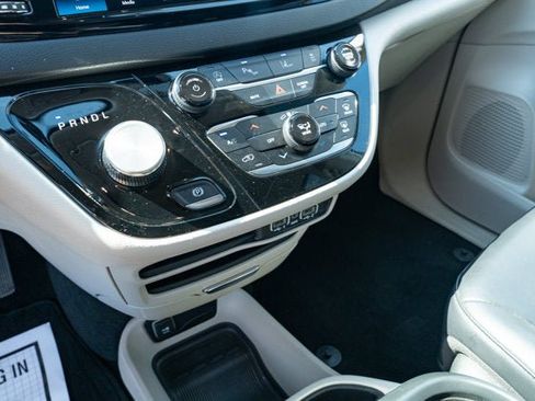 Used 2024 Chrysler Pacifica Touring-L FWD image 21