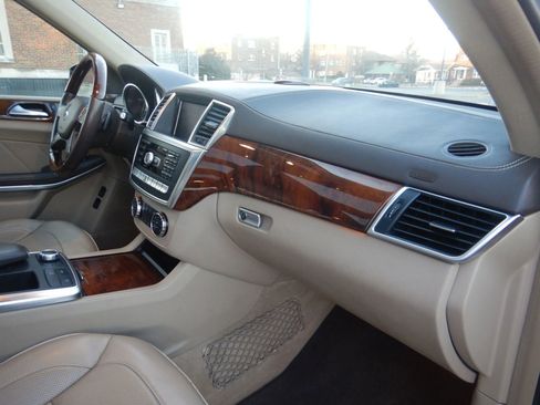 Used 2013 Mercedes-Benz GL 550 4MATIC image 19