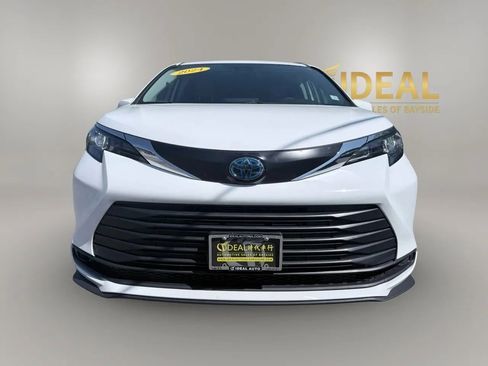 Used 2024 Toyota Sienna LE w/ LE Plus Package AWD/4WD image 2