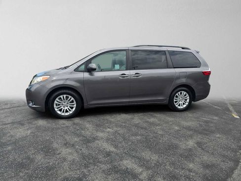 Used 2017 Toyota Sienna XLE w/ XLE Navigation Package FWD image 6