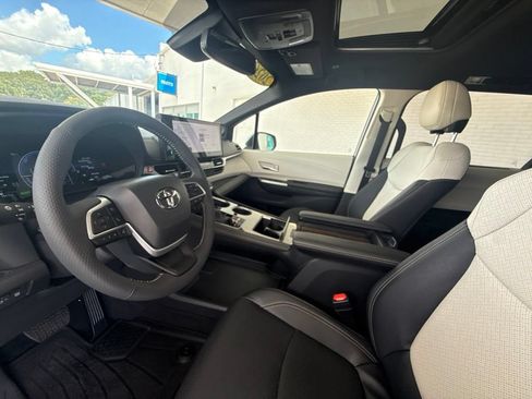 Used 2026 Toyota Sienna Limited FWD image 25