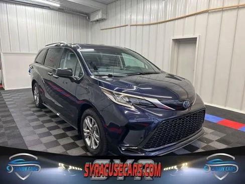 Used 2022 Toyota Sienna XSE AWD/4WD image 1