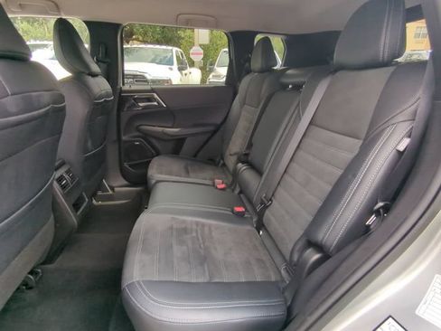 Used 2025 Mitsubishi Outlander SE FWD image 17
