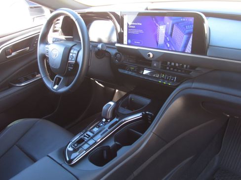 Used 2025 Toyota Crown Signia image 9