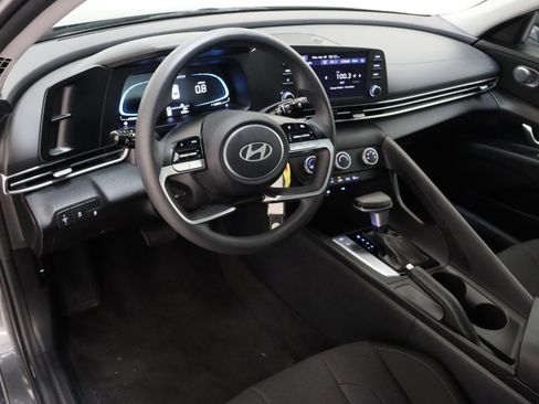 Used 2025 Hyundai Elantra SE image 13