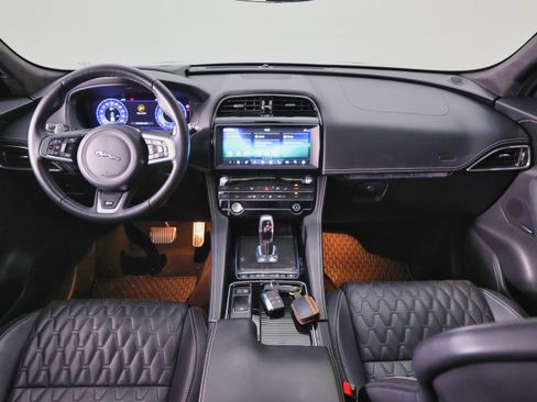 Used 2020 Jaguar F-PACE SVR image 31