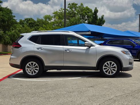 Used 2019 Nissan Rogue SV FWD image 2