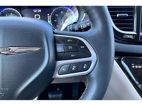Certified 2024 Chrysler Pacifica Touring-L FWD image 12