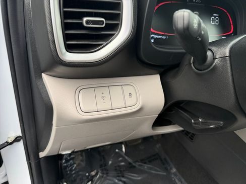 Used 2025 Hyundai Venue SEL FWD image 19
