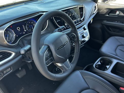 New 2025 Chrysler Pacifica Select image 15