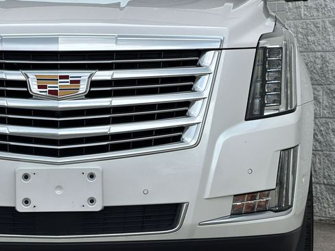 Used 2018 Cadillac Escalade Platinum AWD/4WD image 12
