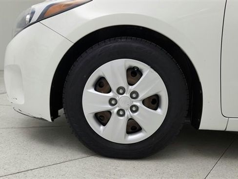 Used 2017 Kia Forte LX image 9