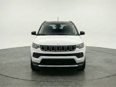 Used 2025 Jeep Compass Limited AWD/4WD image 2