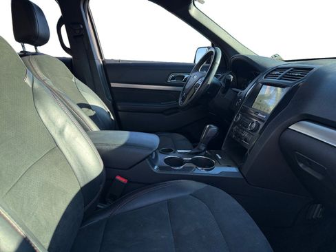 Used 2018 Ford Explorer XLT w/ Equipment Group 202A image 14