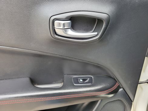 Used 2020 Jeep Compass Trailhawk image 24