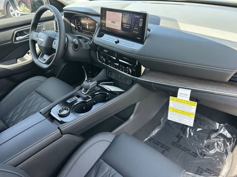 New 2026 Nissan Rogue Platinum image 8