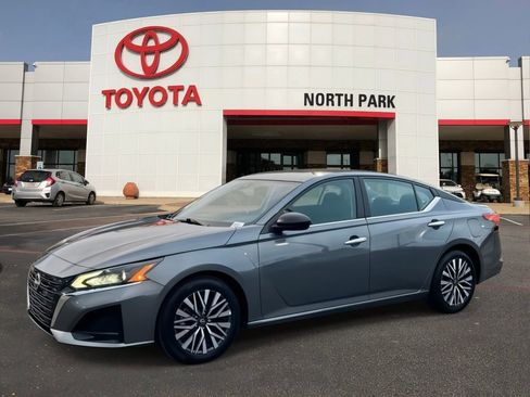 Used 2025 Nissan Altima 2.5 SV FWD image 1