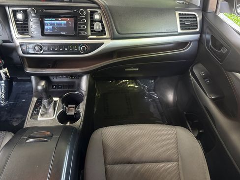 Used 2017 Toyota Highlander LE FWD image 17