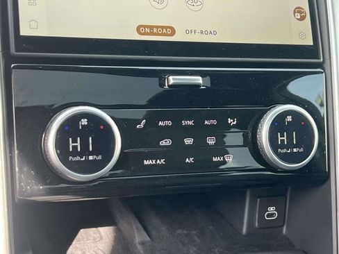 Used 2025 Land Rover Discovery Dynamic SE AWD/4WD image 32