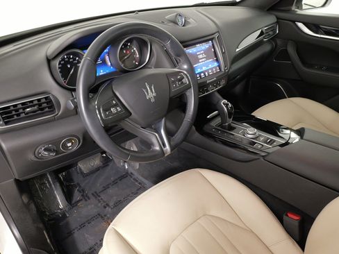 Used 2018 Maserati Levante image 27