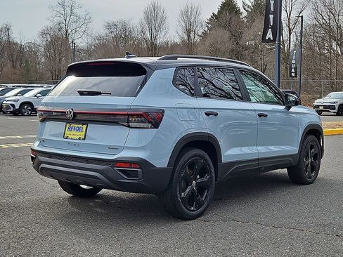 New 2026 Volkswagen Taos SE image 6