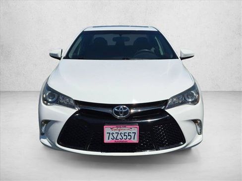 Used 2016 Toyota Camry SE w/ Moonroof Package FWD image 2