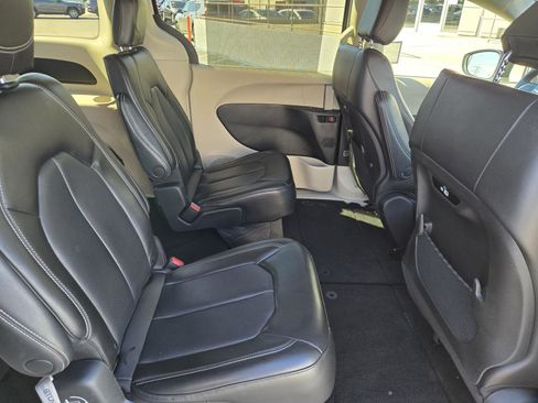 Certified 2023 Chrysler Pacifica Touring-L image 28
