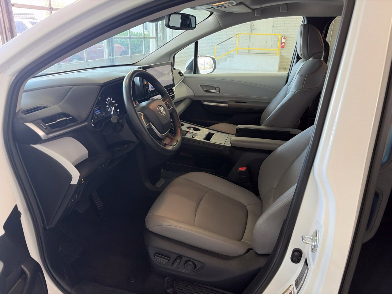 Used 2025 Toyota Sienna XLE FWD image 10