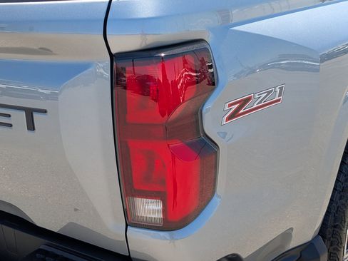 Used 2025 Chevrolet Colorado Z71 w/ Technology Package AWD/4WD image 12