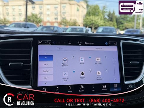 Used 2024 Chrysler Pacifica Limited FWD image 23