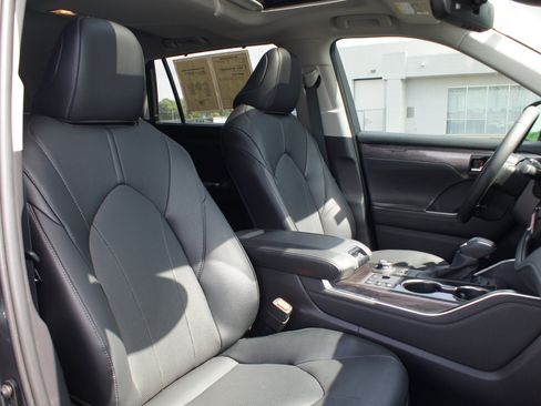 Used 2025 Toyota Highlander Limited AWD/4WD image 24