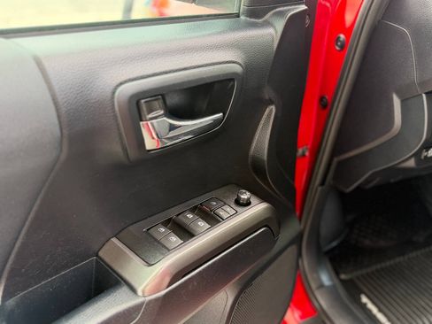 Used 2018 Toyota Tacoma TRD Off-Road w/ Technology Package AWD/4WD image 7