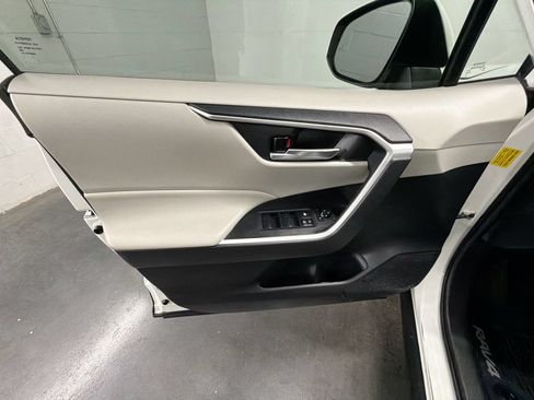 Used 2020 Toyota RAV4 XLE FWD image 21