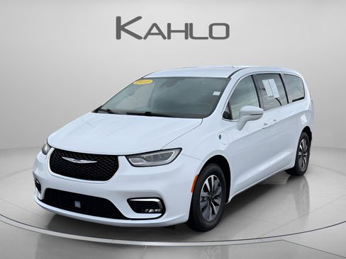 Used 2022 Chrysler Pacifica Touring-L FWD image 1