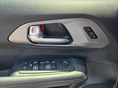 Used 2025 Chrysler Pacifica Select FWD image 12