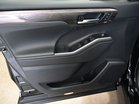 New 2026 Toyota Highlander Platinum AWD/4WD image 31